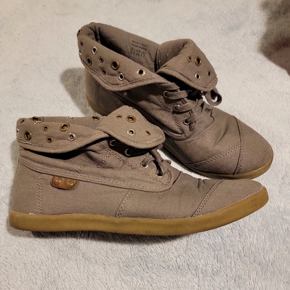Call it Spring Sneakers size 9